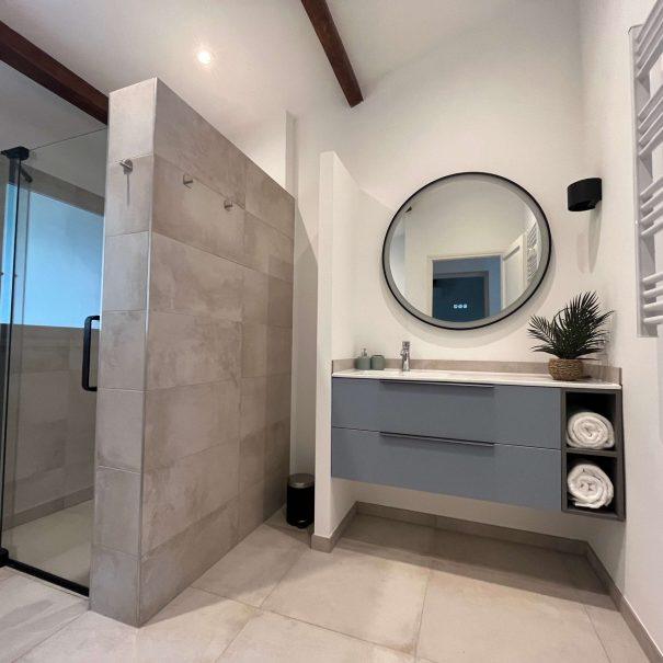 55 - bathroom upstairs bedroom 4 &5